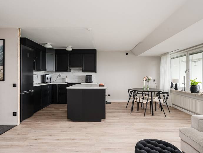 4 rok · 90 m² · Kungsvägen 127 Entréplan & våning 3 från balkongsidan