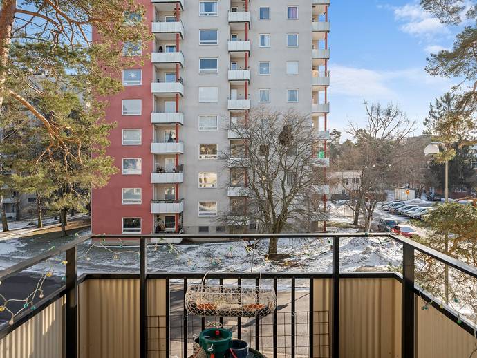 4 rok · 81 m² · Elias Lönnrots väg 11