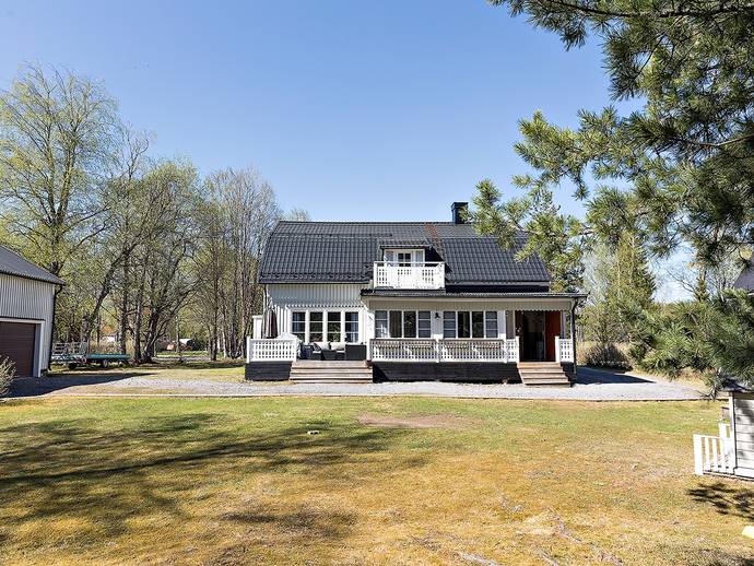 8 rok · 242 m² · Folkets Husvägen 14