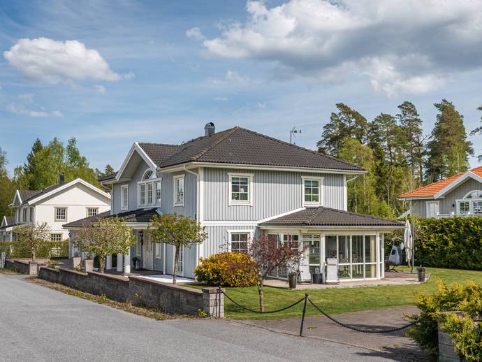 6 rok · 196 m² · Holmfrids väg 6