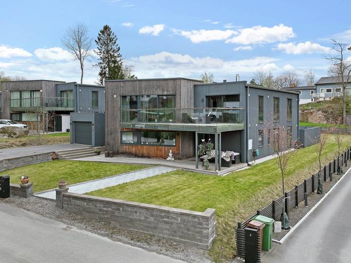 8 rok · 227 m² · Bäcklöparvägen 8