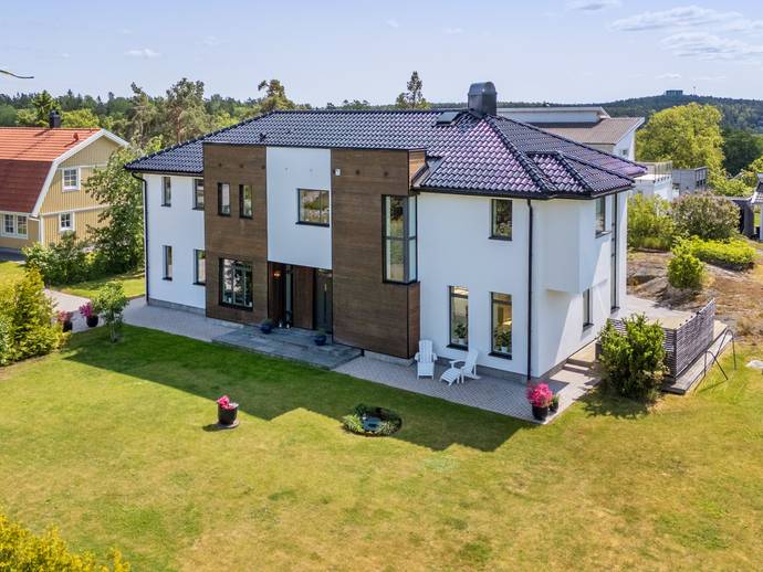 8 rok · 284 m² · Lännerstahöjdens väg 6