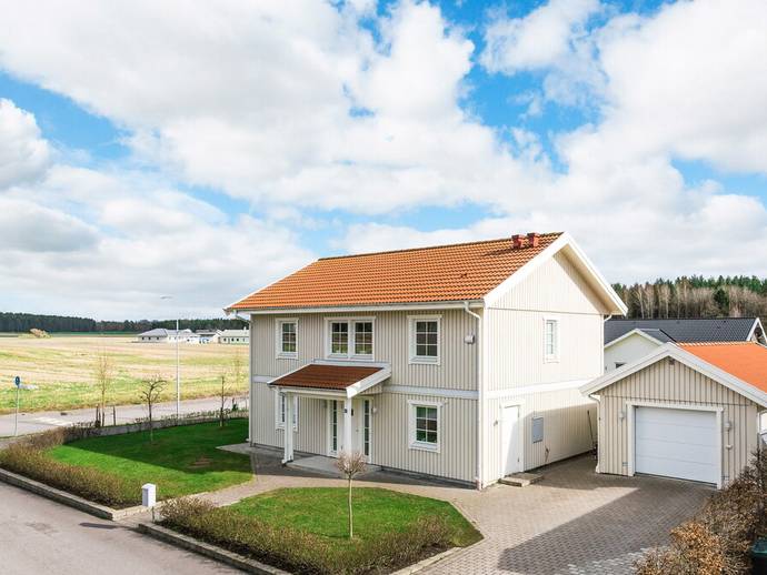 6 rok · 155 m² · Grönsångarevägen 12