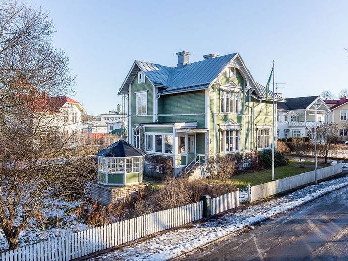 8 rok · 251 m² · Strömsborgsvägen 5
