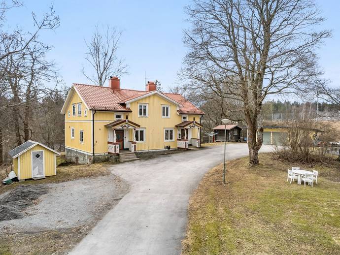 8 rok · 252 m² · Tullvägen 9 A & B