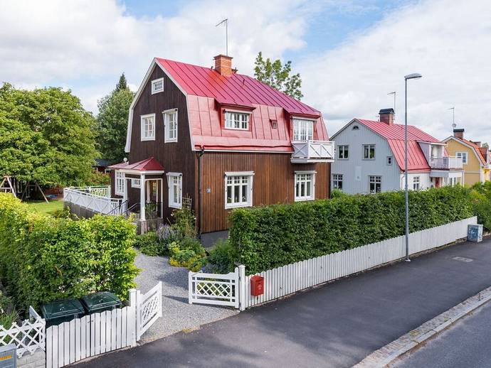 6 rok · 180 m² · Ljunghällsvägen 13