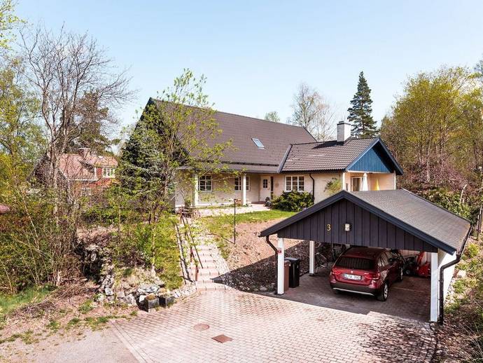 8 rok · 222 m² · Bernhard Eriksons väg 3