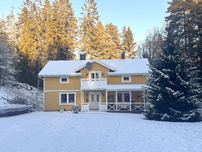 9 rok · 214 m² · Aska byväg 65