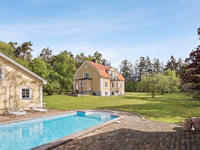 8 rok · 198 m² · Hamra gård 1