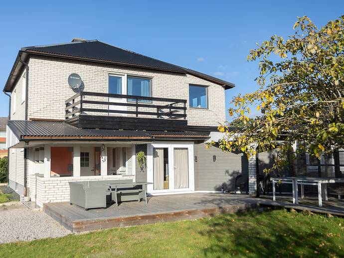8 rok · 215 m² · Humlegatan 1