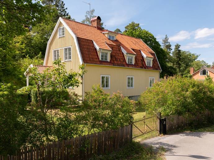 8 rok · 230 m² · Dalgången 10