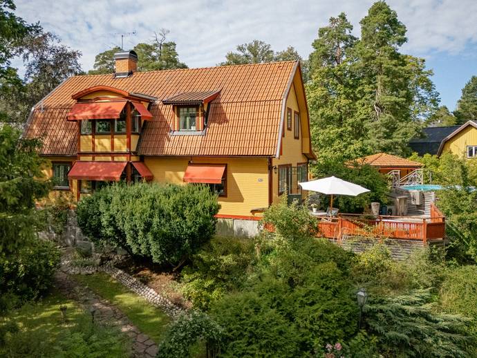 8 rok · 250 m² · Drottningvägen 3