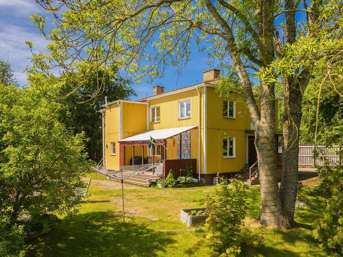 8 rok · 242 m² · Skälvums kyrkby Raggegården 1