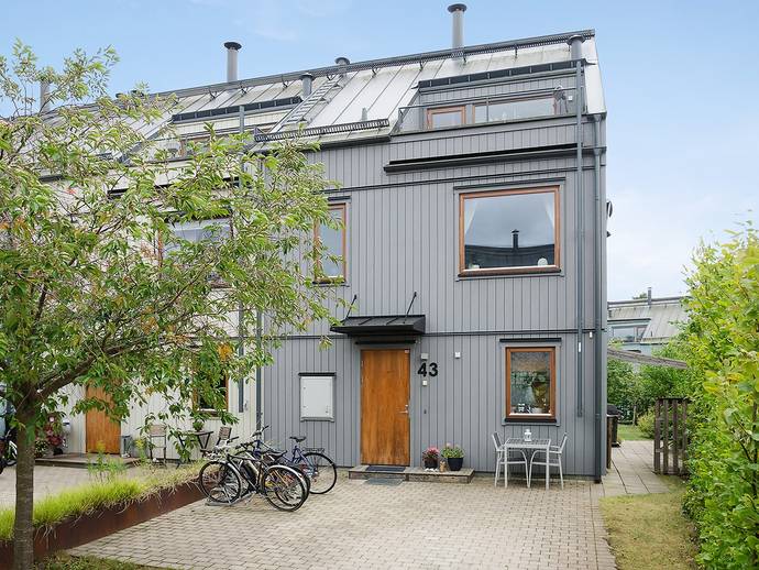 6 rok · 130 m² · Blomsterslingan 43
