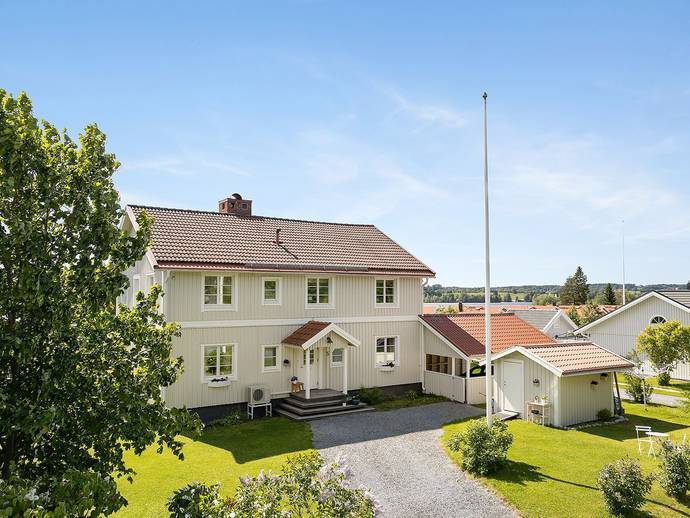 9 rok · 204 m² · Emil Karlssons väg 5