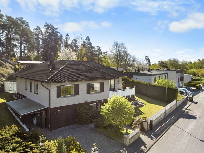 8 rok · 138 m² · Hökbursvägen 44
