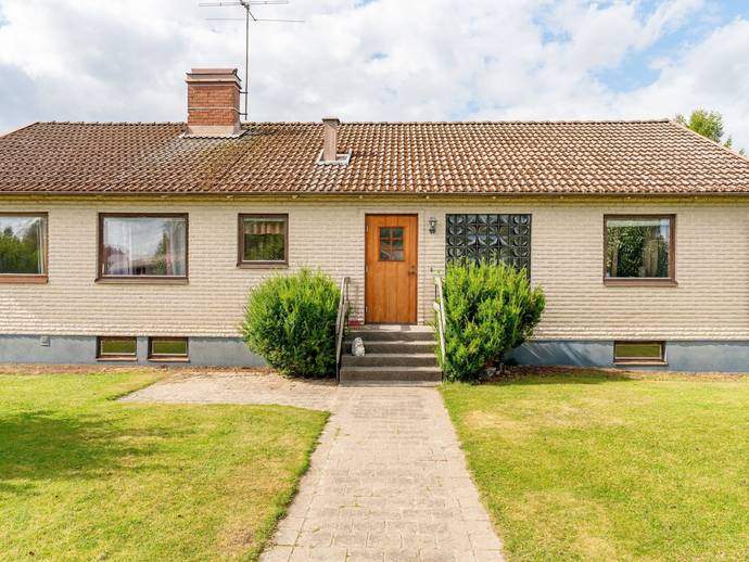 8 rok · 184 m² · Mobergs väg 4