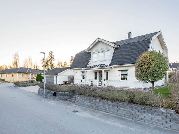 6 rok · 186 m² · Anders Petters väg 46