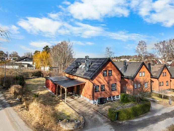8 rok · 130 m² · Duvhöksvägen 1