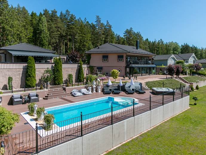 9 rok · 244 m² · Helgsjö 1