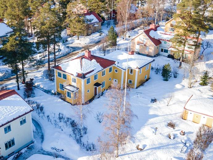 9 rok · 298 m² · Herrgårdsvägen 8