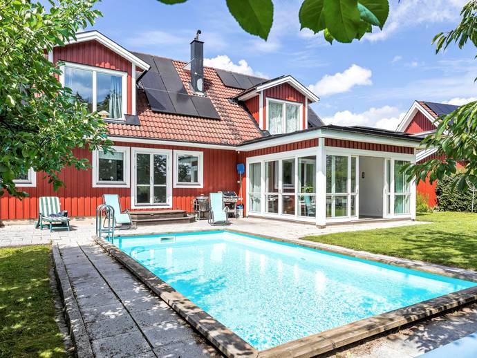 9 rok · 180 m² · Ramstalundsvägen 18